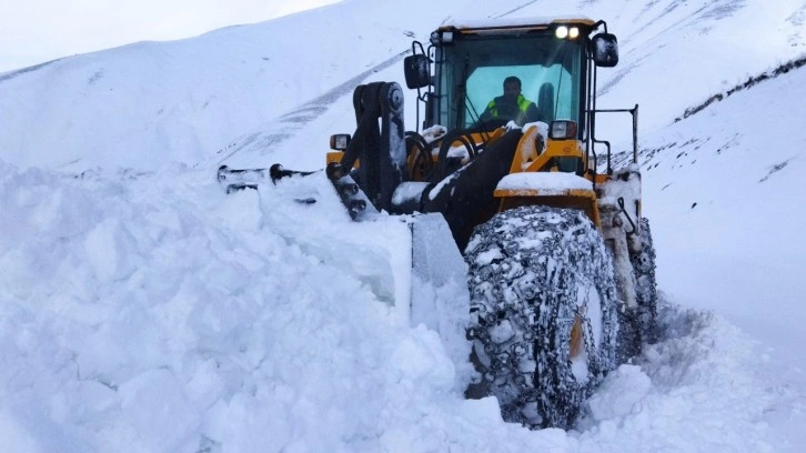 Hakkari’de kardan kapanan yollar tek tek açılıyor