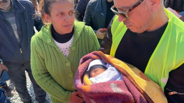 Haluk Levent, enkazdan çıkarılan 10 günlük bebeğe 