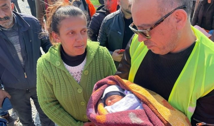 Haluk Levent enkazdan kurtarılan 10 günlük bebeğin ismini koydu