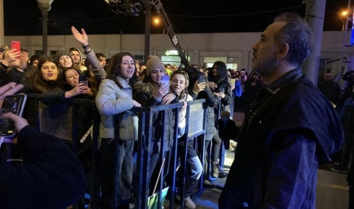 Haluk Levent konserde üşüyünce kahvehaneye girdi, şarkı söyledi