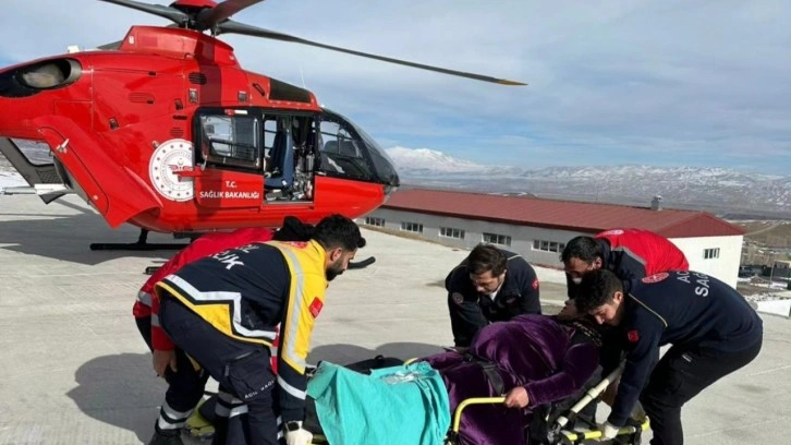 Hamile kadın helikopter ambulansla hastaneye taşındı