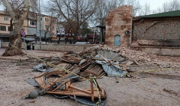 Hasar görmüştü: 730 yıllık caminin minaresi artçı depremlere dayanamadı!