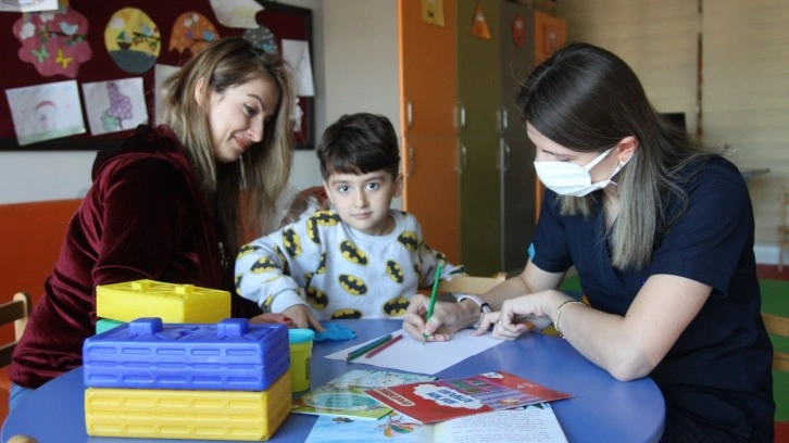 Hastane korkusu olan minik çocuk, oyun alanlarını görünce tedaviye ikna oldu