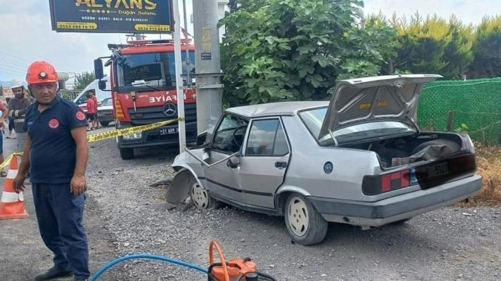 Hatay'da direğe çarpan otomobilin sürücüsü öldü