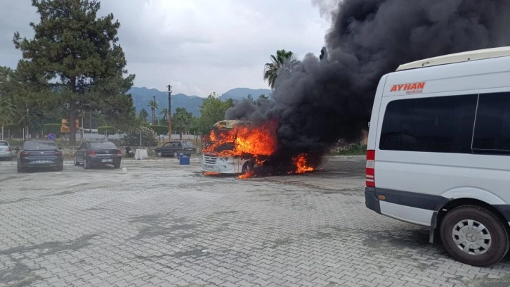 Hatay'da korkutan yangın: Minibüs kullanılamaz hale geldi