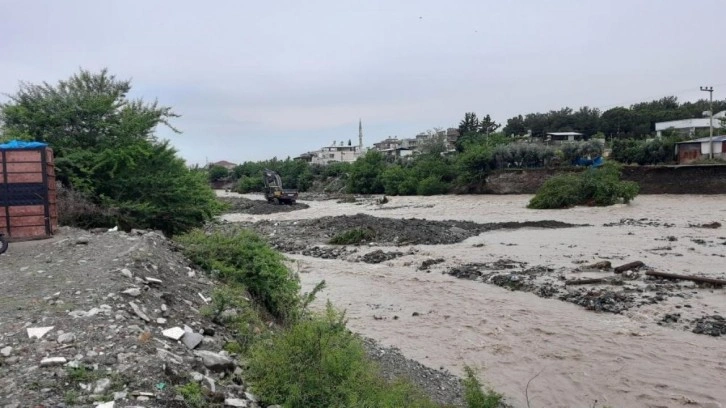 Hatay'da sel yolu ikiye böldü