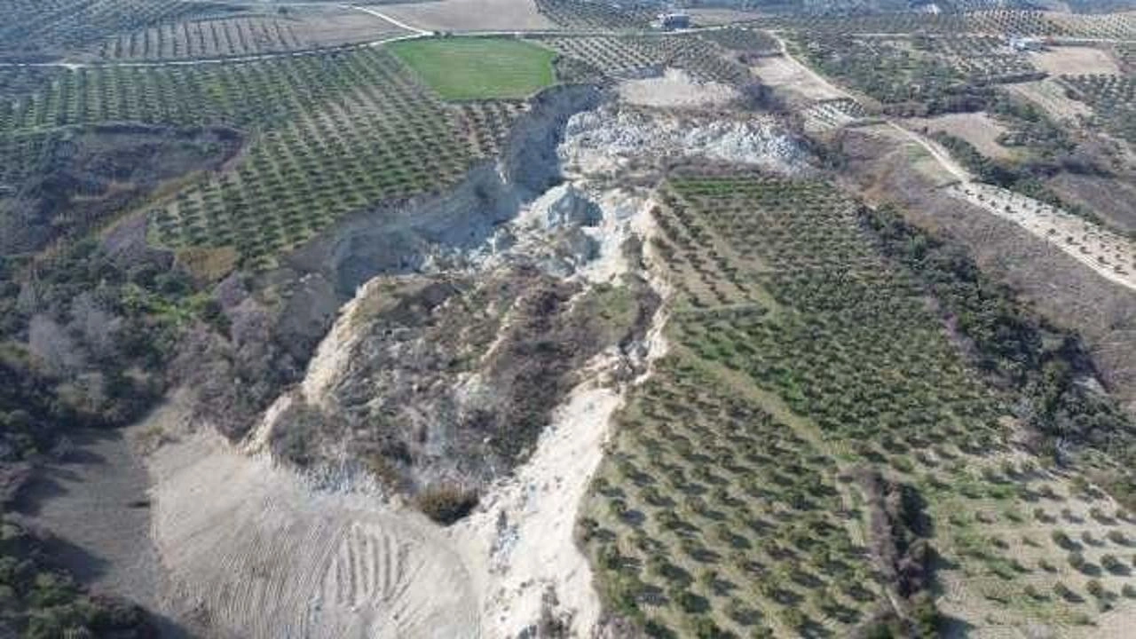 Hatay'daki devasa yarık, görenlere 6 Şubat'ta yaşadıklarını hatırlatıyor