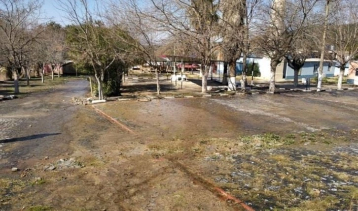 Hatay Erzin’de deprem nedeniyle yarıklar oluştu, suların rengi değişti