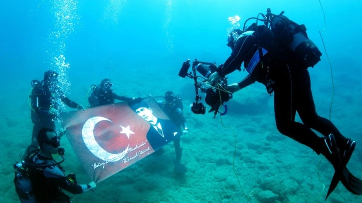 Hatay'da 19 Mayıs coşkusu su altında da yaşandı