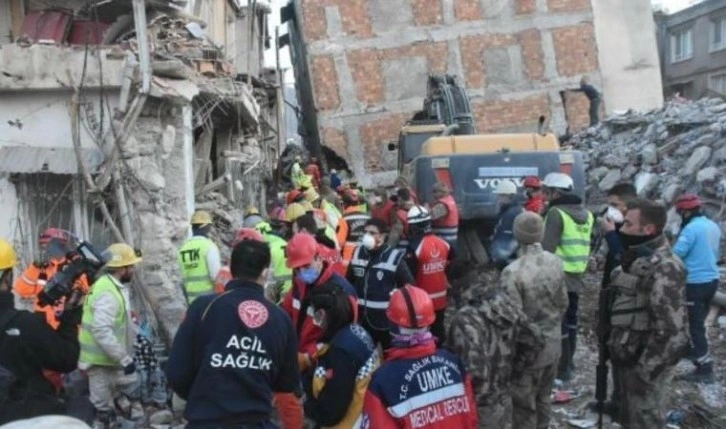 Hatay'da anne ve iki çocuğunun çıkarıldığı enkazdan iki ses daha duyuldu