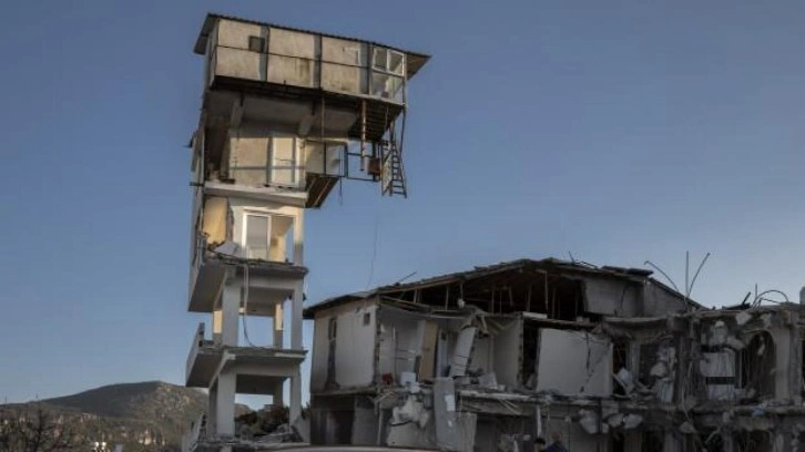 Hatay'da depremde çöken binanın ek yapısı ayakta kaldı