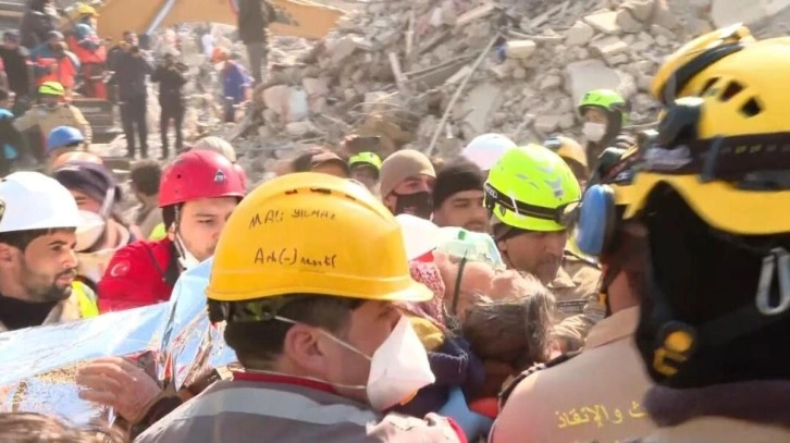 Hatay'da depremin 176. saatinde bir kadın enkazdan sağ çıkarıldı