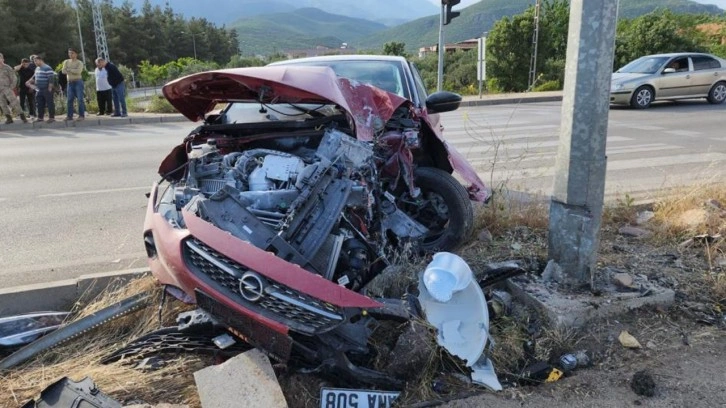 Hatay’da feci kaza! 3 gün önce almıştı: Arabanın motoru metrelerce ilerde bulundu!