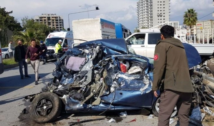 Hatay'da feci kaza... Kamyon 3 otomobile çarptı: 13 yaralı