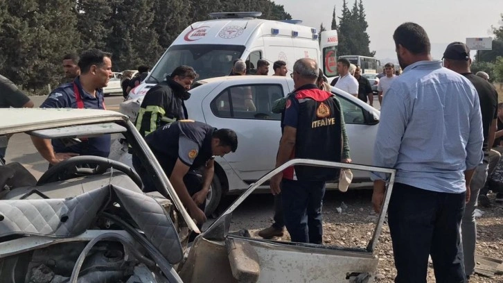 Hatay'da iki otomobil çarpıştı: 1 ölü 6 yaralı