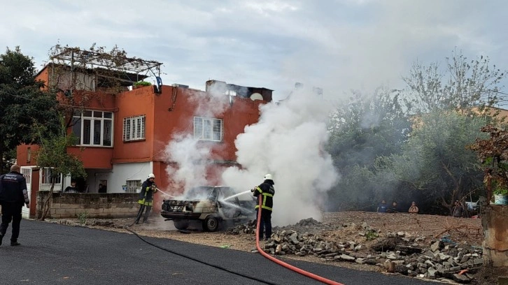 Hatay'da park halindeki otomobil alev alev yandı