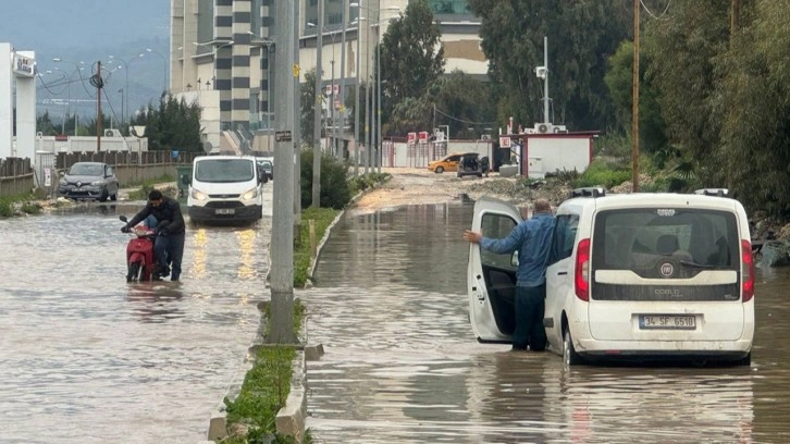 Hatay'da sağanak yağış hayatı olumsuz etkiledi