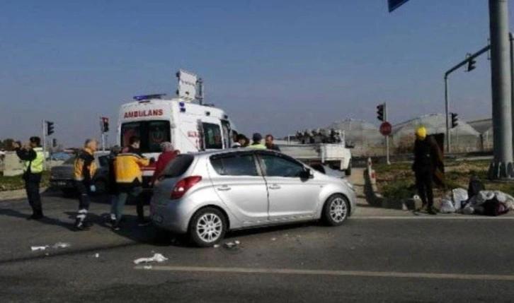 Hatay'dan gelen depremzedelerin bulunduğu otomobil kamyonetle çarpıştı: 1 ölü, 5 yaralı