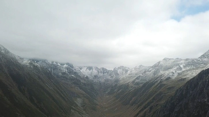 Her yer sıcaktan yanarken yılın ilk karı Rize'ye yağdı!