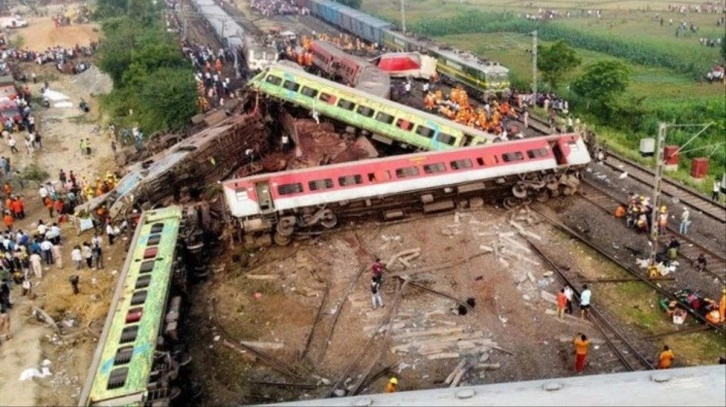 Hindistan'daki tren kazasına bilanço korkunç: 233 ölü, 900'den fazla yaralı var