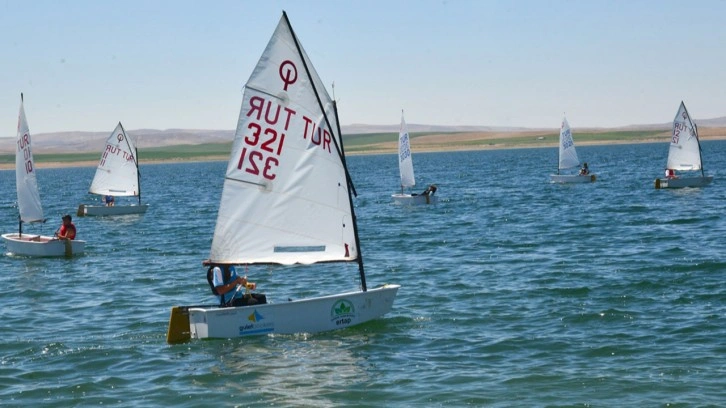 Hirfanlı Baraj Gölü Optimist Yelken Yarışları, Kırşehir'de devam ediyor