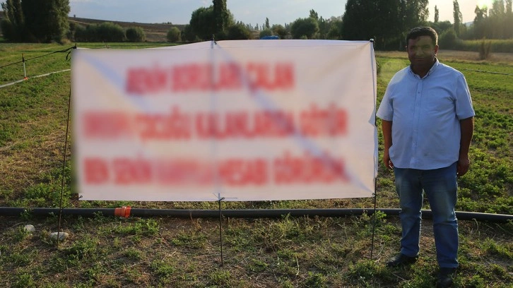 Hırsızlara kızan adamın küfürlü pankartı olay! Tarladaki sulama boruları çalınınca