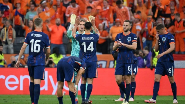 Hollanda 3 golle çeyrek finalde
