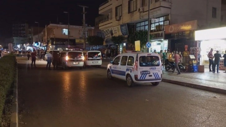 Husumetlilerinin kıraathane çıkışına kurşun yağdırdı! 3 kişiyi yaraladığı anlar kameraya yansıdı