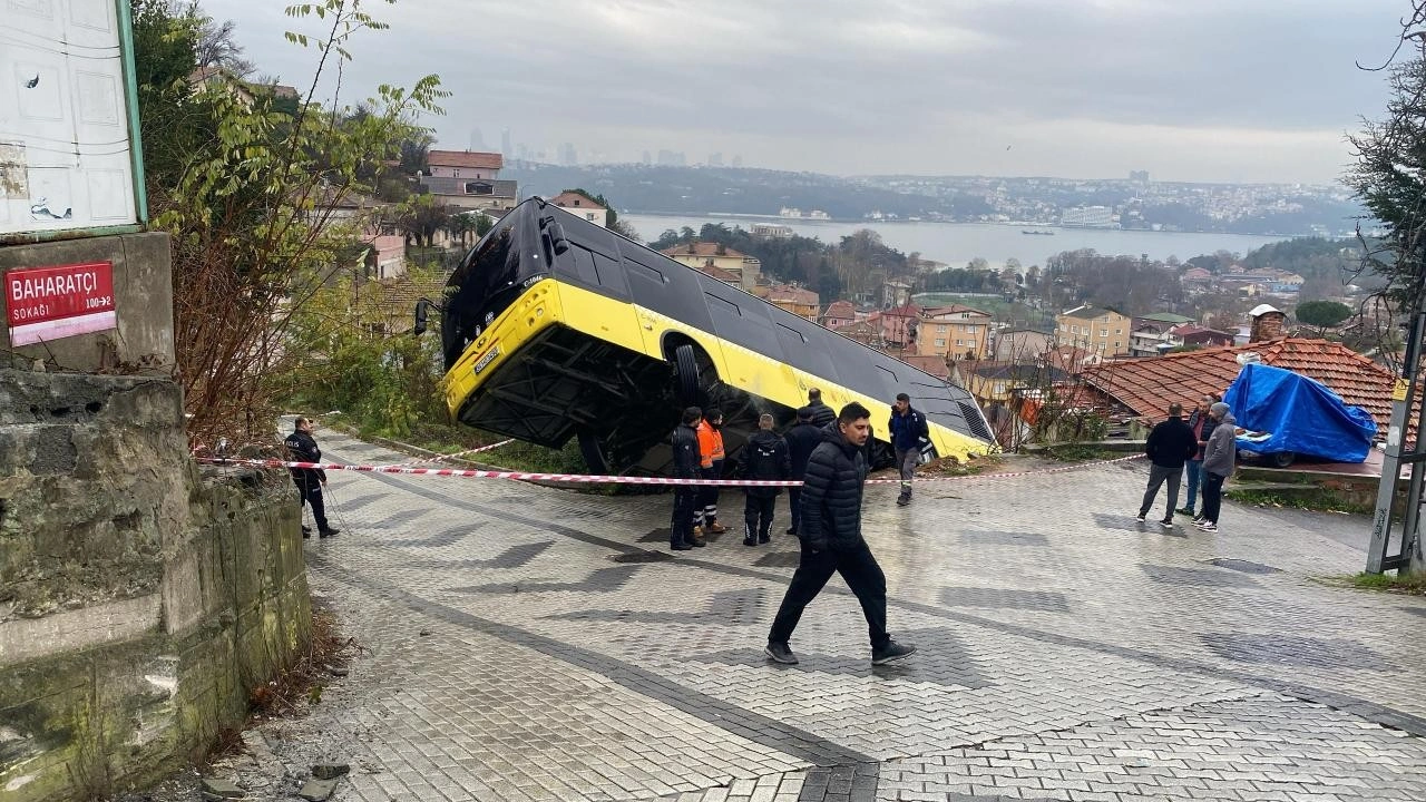 İETT otobüsü, bir evin bahçesine düştü