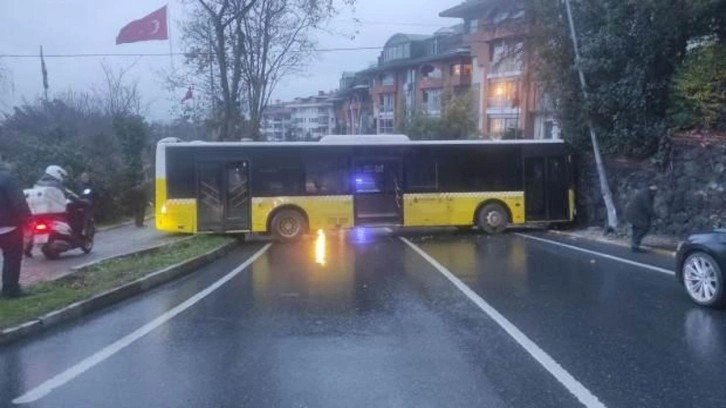 İETT otobüsü duvara çarptı! Yaralılar var