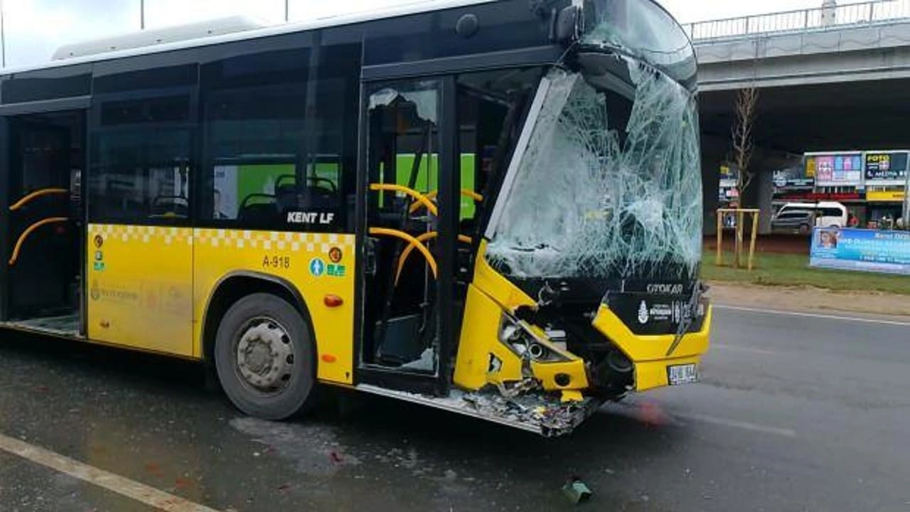 İETT otobüsü yolcu minibüsüne çarptı: Yaralılar var!