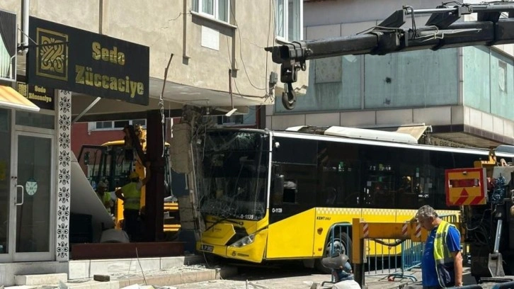 İETT otobüsünün çarptığı binada güçlendirme çalışmaları devam ediyor