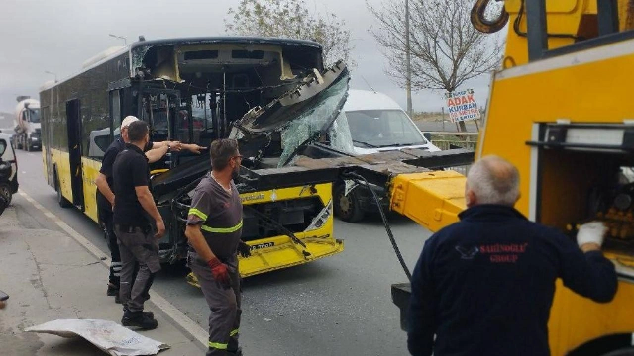 İki İETT otobüsü kafa kafaya çarpıştı! Biri çocuk 2 yolcu yaralandı