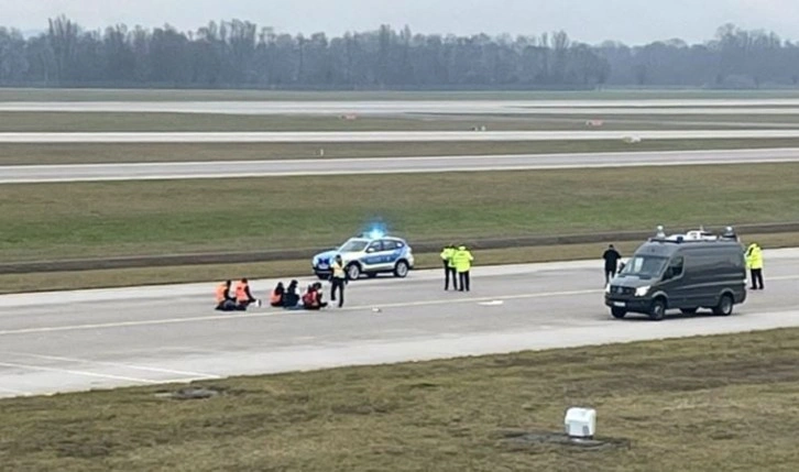 İklim aktivistleri protesto amacıyla kendilerini piste yapıştırdı