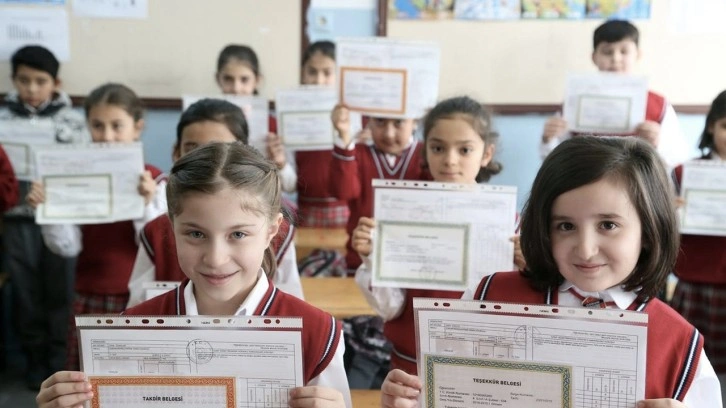 İlkokul ve lisede takdir teşekkür alanlara 10200 lira karne parası veriliyor!