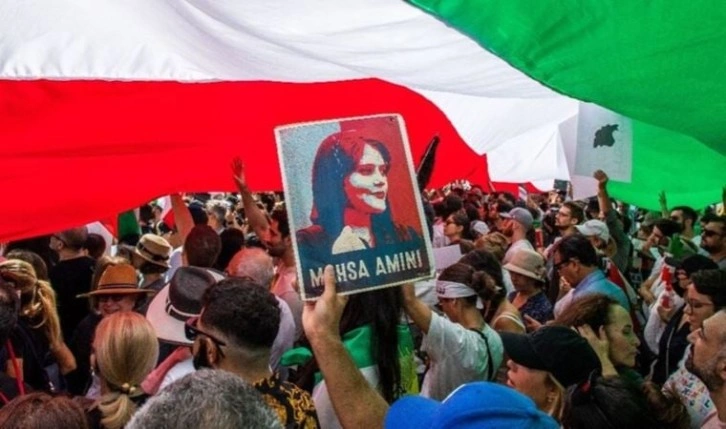 İran'da Mahsa Amini protestolarına katılanlara halka açık yargılama