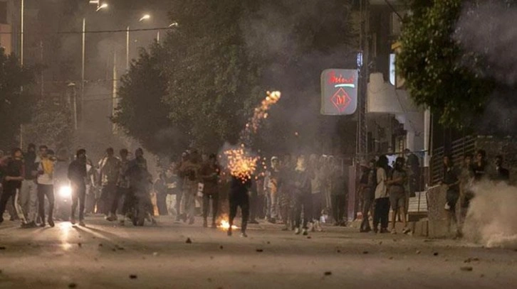 İran'dan sonra Tunus'ta da polis şiddeti! Halk sokaklarda protesto düzenliyor