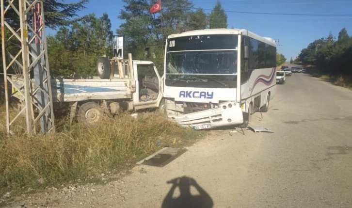 İşçi taşıyan servis midibüsü kamyonetle çarpıştı: 17 yaralı