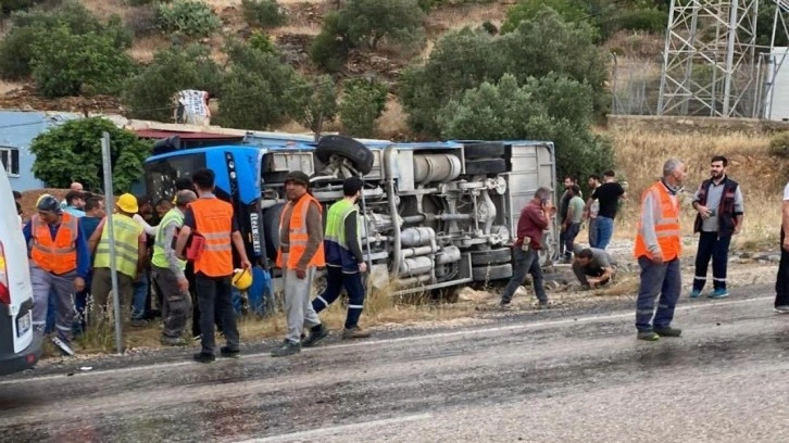 İşçileri taşıyan servis devrildi: 8 yaralı