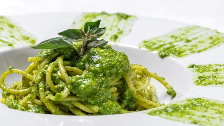 Isırgan otlu pesto sos tarifi yemeklere renk katacak!