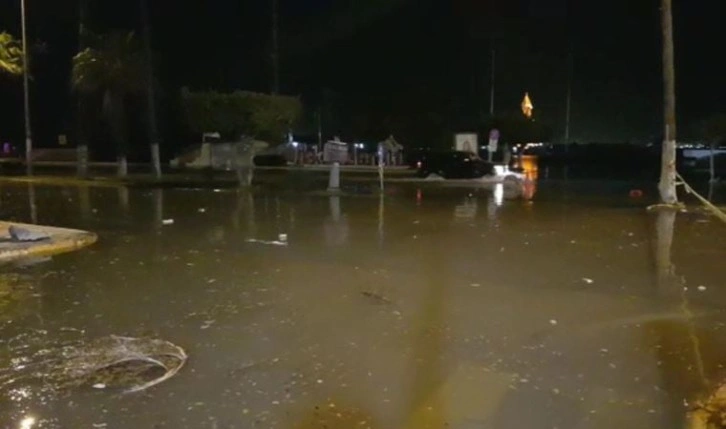 İskenderun'da deniz yükseldi, sahil yolu su altında kaldı