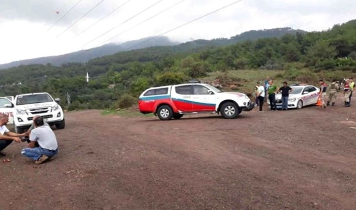 İskenderun'da taş ocağı çalışanlarını taşıyan pikap dereye uçtu: 3 kişi hayatını kaybetti