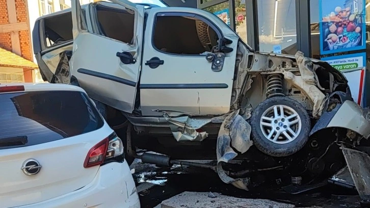 Isparta'da kontrolden çıkan otomobil 7 araç ile markete çarptı