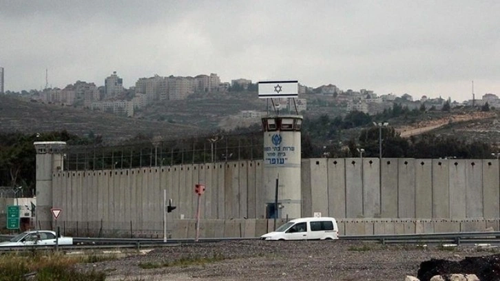İsrail'deki bir gözaltı merkezinde tutulan Filistinlilere insanlık dışı muamele