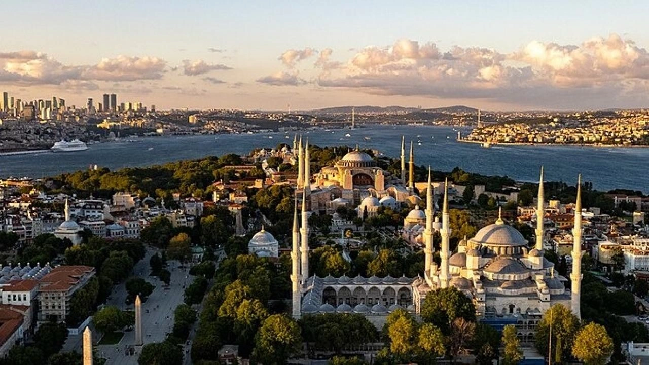 İstanbul'a akın ediyorlar! 399 bin turist sağlık için geldi