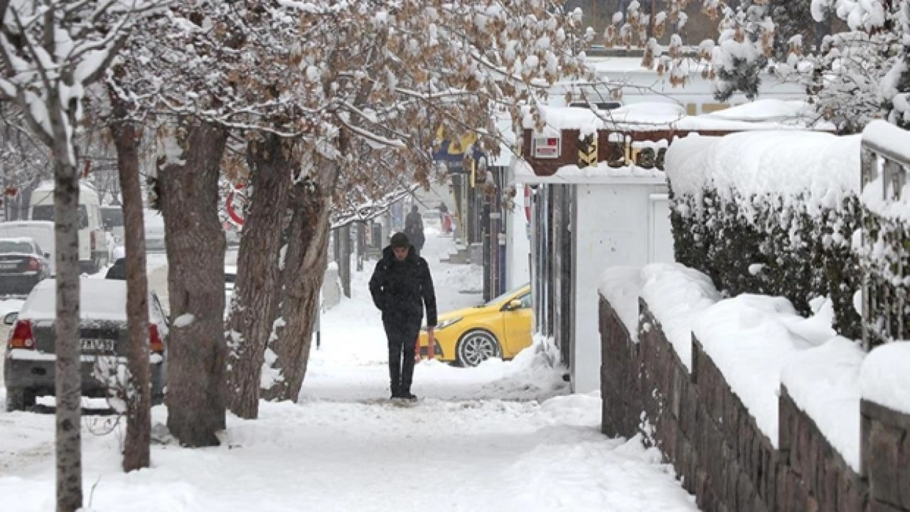 İstanbul'a kar geliyor! AKOM'dan İstanbullulara uyarı: O saatlerde...