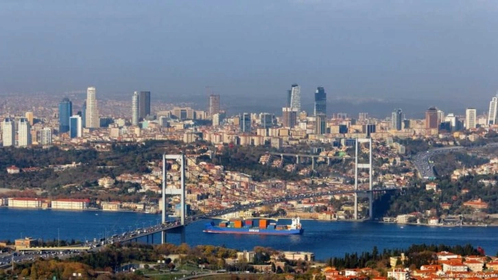 İstanbul Boğazı çift yönlü olarak gemi trafiğine kapatıldı