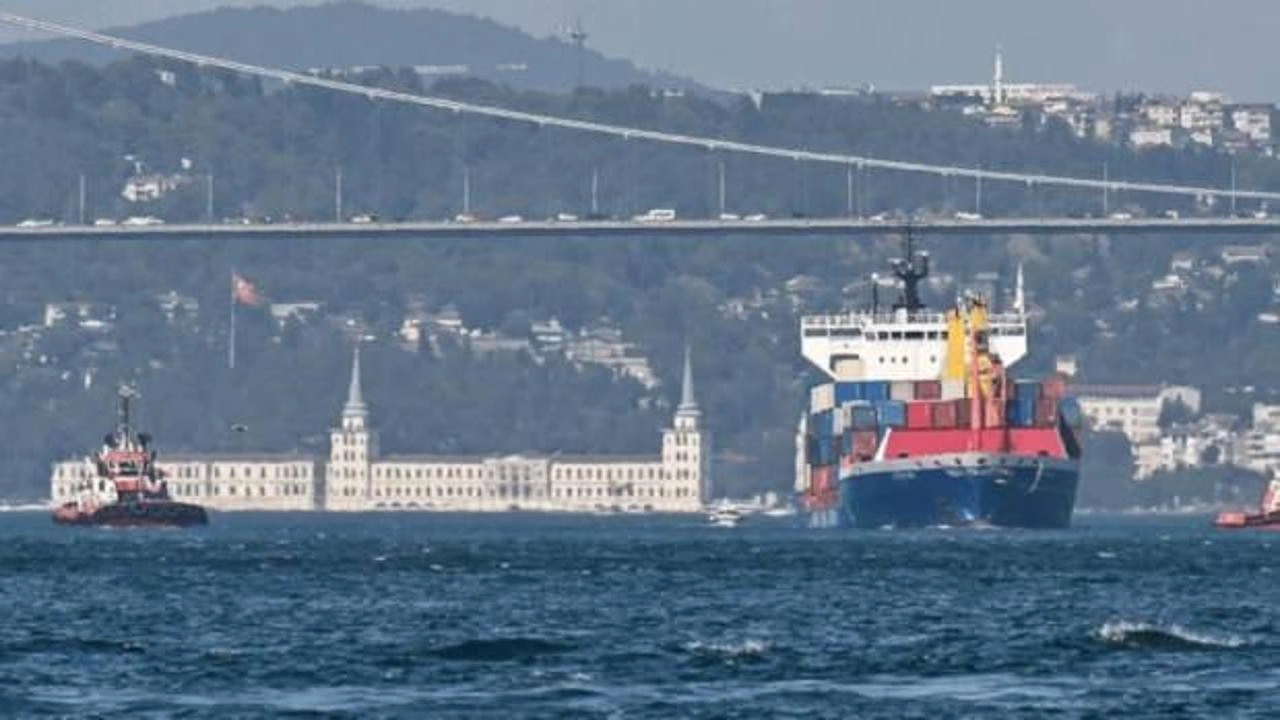 İstanbul Boğazı'nda gemi trafiği geçici olarak askıya alındı