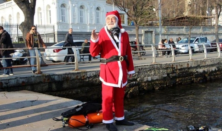 İstanbul Boğazı'na dalan Noel Baba denizden plastik balık çıkardı