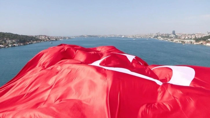 İstanbul’da 15 Temmuz için köprülere Türk bayrağı asıldı
